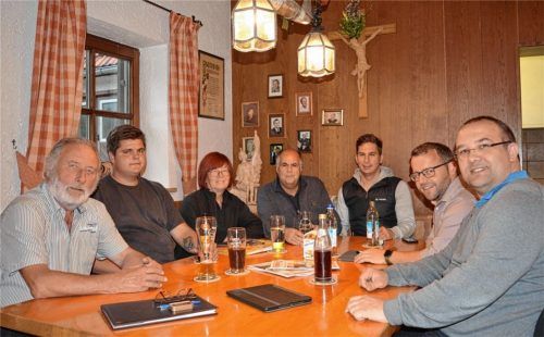 Vertreter der Pullacher Vereine trafen sich im Feuerwehrhaus zum Austausch. Sigi Ebert, Daniel Schillinger, Gabi Hempel, Hermann Tutschka, Hubert Stadler, Hans Zurl und Anton Bauer (von links) monierten dabei nicht nur das Fehlen von Bolz- und Kinderspielplatz. Sie bemängelten auch, dass ihrem Ort ein sozialer Treffpunkt fehlt.Foto Wimösterer
