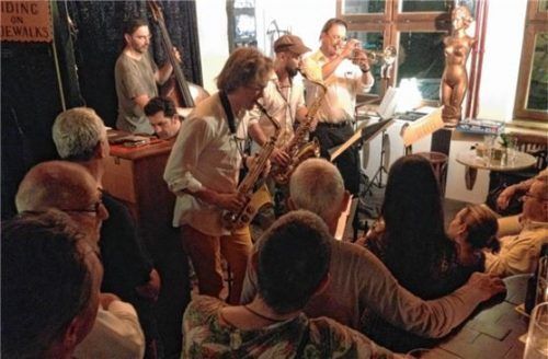 Vollbesetzt auf und vor der Bühne: das gut gefüllte Le Pirate beim Benefizkonzert.Foto  re