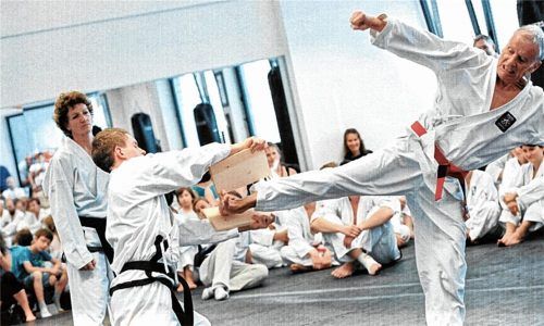 Volle Konzentration: Peter Bach (rechts) bei seiner Gürtelprüfung. Er führt den sogenannten Bruchtest durch. Heißt: Mit der Ferse zertritt er ein Holzbrett in zwei Teile. Foto Privat