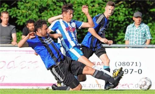 Vollen Einsatz über 120 Minuten lieferten der SV Ramerberg und der SV Waldhausen.Foto Butzhammer