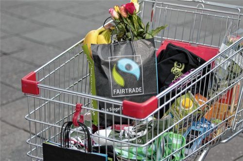 Von Lebensmitteln über Kleidung bis hin zu Blumen: Die Palette fair gehandelter Produkte ist groß.Foto  DPA