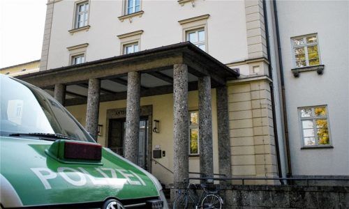 Zu zwölf Monaten Haft wurde ein ehemaliger Unternehmer aus Kiefersfelden am Amtsgericht Rosenheim (Bild) verurteilt. Er hatte seine Bürokraft nicht angemeldet.Foto dpa