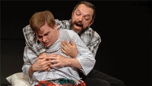 Warum ich? Heinz Bösel (Sascha Ciric, rechts) kümmert sich um den todkranken Kurt Fellner (Patrick Brenner). Foto Flamm