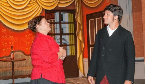 Welchen Plan heckt der listige Diener Zeck (Felix Sieraczewski) wohl gerade mit der reichen Komerzienratswitwe Rabe (Michaela Goldes) aus? Es wird fleißig geprobt im Flintsbacher Volkstheater. Foto re