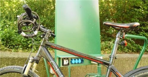 Wer die Ladesäule im Waldkraiburger Stadtpark gefunden hat, wird enttäuscht: Denn die Ladesäule für E-Bikes ist wegen eines defekten FI-Schalters außer Betrieb. Foto Grundner