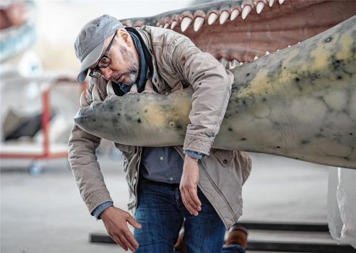 Wie bei Jurassic Park: Saurierexperte Dr. Bernd Herkner, bisher Senckenberg-Museumsdirektor und ab 1. Juni Direktor des Naturhistorischen Museums in Mainz, hält seinen Kopf in das Maul eines Modell-Sauriers. Fotos Andreas Jacob