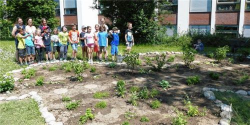 Wie ein Schmetterling liegt es da, das Beet, das Kinder der Kombiklasse mit dem Treffpunkt Wildland gestaltet haben.Foto  Bachmaier