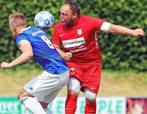 Wieder in der Bezirksliga: Florian de Prato, hier im Duell mit Wagings Philipp Parthum, der mit der SpVgg 1906 Haidhausen aufgestiegen ist.Foto Butzhammer