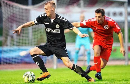 Wiedersehen am ersten Spieltag: Burghausens Thomas Winklbauer und der Sechziger Georg Lenz.Foto Butzhammer