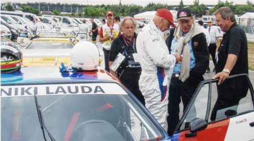 Wiedersehen in Hockenheim 2005: Niki Lauda steigt für ein Schaurennen noch einmal in den Rennwagen. Sein Mechaniker ist wieder Fritz Wagner aus Kolbermoor (links). Neben Lauda mit schwarzer Kappe: Heinz Prüller, österreichischer Rennsportkommentator mit Kultstatus. Foto re