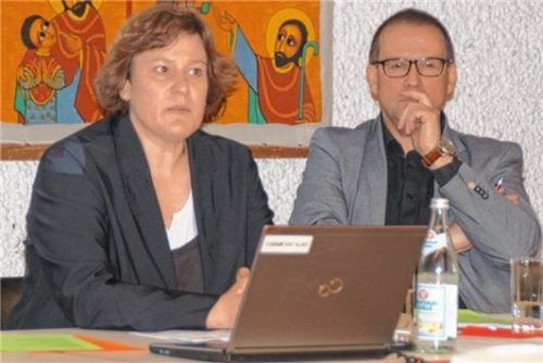 Wohnungsnot, das Problem der Zeit, hat längst den ländlichen Raum erreicht und stellt auch die kirchliche Sozialarbeit vor große Herausforderungen, so die Sozialpsychologin Mignon Drenckberg, hier mit Kreisgeschäftsführer Richard Stefke, in der Caritas-Mitgliederver- sammlung.Foto  Grundner