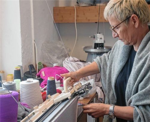 „Wollwerk“-Gründerin Eva Rabenberger an der Handstrickmaschine in ihrer Manufaktur, in der Strickkleidung und Accessoires aus Wolle entstehen. Fotos Kirchner