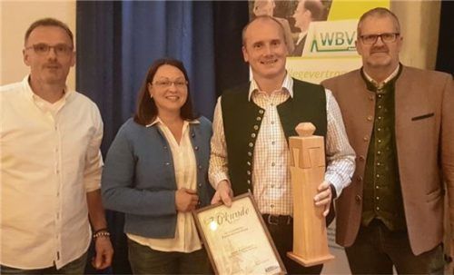 Würdigung des Engagements: Josef Sagmeister (Zweiter von rechts) aus Törwang und seine Frau Martina erhielten den Preis 2019 für vorbildliche Waldbewirtschaftung durch WBV-Vorsitzenden Georg Höhensteiger (rechts) und Geschäftsführer Michael Heffner.Foto wbv