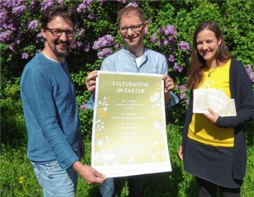 Zufrieden mit dem Programm sind Stefan Strohmayer (links) und Cäcilia Hauber von der katholischen Jugendstelle sowie Dr. Markus Roth vom Bildungswerk Rosenheim.Foto re