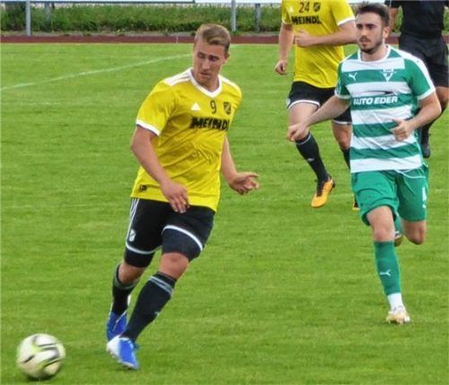 Zwei Neuzugänge: Kirchanschörings Torschütze Maxi Probst, der aus Traunstein kam, und Rosenheims Hamit Sengül, der zuletzt in Ampfing spielte.