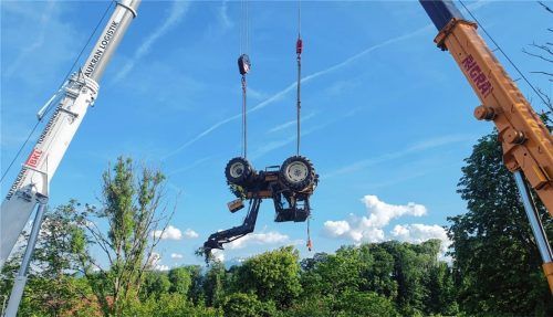 Zwei Spezialkräne waren nötig, um Traktor und Anhänger zu bergen. Die gesamte Aktion dauerte über fünf Stunden. Foto Lamminger