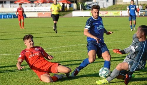 1860-Chance kurz vor dem Pausenpfiff: Laurin Demolli kommt nicht mehr richtig ran und scheitert an Rains Keeper Kevin Maschke.Foto Ruprecht