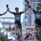 Schachmann im Meistertrikot zur Tour