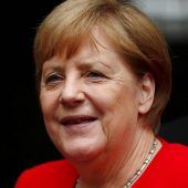 Merkel bei Pariser Militärparade