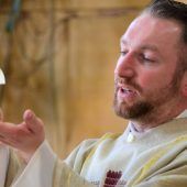 Aus Liebe zu einer Frau: Kaplan gibt Priesteramt auf