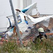 Flugzeug prallt in Baumarktfassade