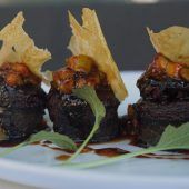 Heute: Crumble von der Zartbitterschokolade mit Zitronenjoghurt, gefrorenen Himbeeren und Peta Zeta & gebratene Blutwurst an Feigenchutney und Maiscracker