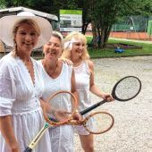 Weißer Pullunder und Faltenrock: Nostalgieturnier des Tennisclubs Kolbermoor