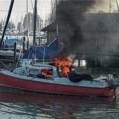 Segelboot am Chiemseeufer ausgebrannt