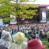 Mit Howie kam der Regen: „Hello again“ vom Rosenheimer Sommerfestival