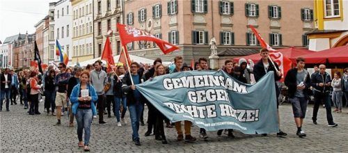 Auch in Rosenheim trat Pegida-Aktivist Michael Stürzenberger auf – mit wenig Erfolg. Zu seiner Kundgebung im Juli am Max-Josefs-Platz kamen laut Polizei gerade einmal zehn Zuhörer. Parallel dazu waren rund 350 Menschen dem Aufruf der SPD-Jugendorganisation Jusos gefolgt, um „Gemeinsam gegen rechte Hetze“ zu demonstrieren.Foto sön