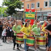 Kinder stürmen das Volksfest