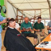 Friseur verlegt Salon ins Bierzelt
