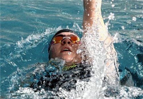 Davon träumt Alexandra Schöne, Leistungsschwimmerin und OVB-Volontärin: ein Training oder ein Wettkampf im Schwimmbecken.