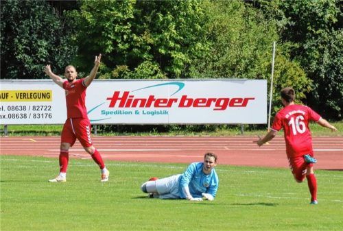 Alin Ionas bejubelt seinen Treffer zum 2:1 Sieg der Waldkraiburger. Foto  Kraus