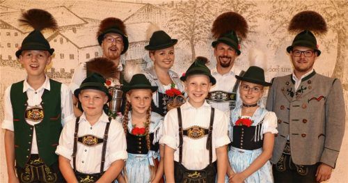 Alle Sieger des Frasdorfer Vereinspreisplattelns mit Vorstand Sebastian Graf (rechts).Foto rehberg