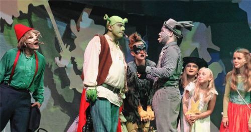Alles wurde gut: Beim zweiten Anlauf von „Shrek – das Musical“ feierte das Ensemble aus Kindern und Jugendlichen eine Riesenerfolg.Foto re