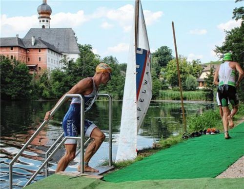 Als zweitschnellster Schwimmer stieg Florian Huber aus Grassau aus dem Wasser; Simon Maier ist bereits auf dem Weg zur Wechselzone.Foto Mergenthal