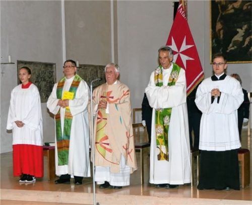 Am Altar: Flankiert von zwei Messdienern feierten Pater Pawel Walkowiak (Zweiter von links) und Pfarrer Andreas Zach (Zweiter von rechts) das Priesterjubiläum von Prälat Josef Obermaier (Mitte). Foto Leitsmüller