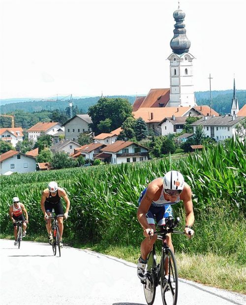 An der Ballaufkapelle gab es schon die „zweite Bergwertung“ für die Triathleten. Sie hatten natürlich keinen Blick für die imposante Schnaitseer Marienkirche übrig.