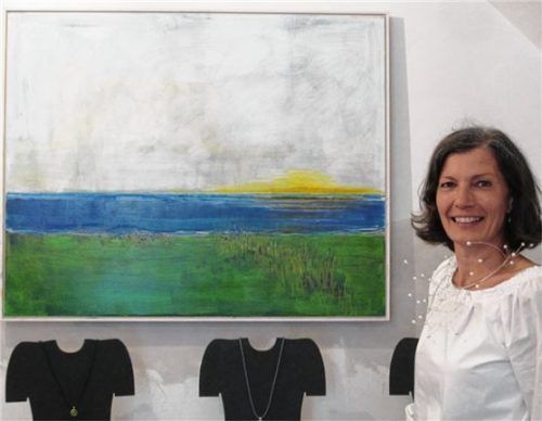 Andrea Stork mit Schmuck vor dem Bild „Am Meer“ von Richard Schwarz. Foto Heuser
