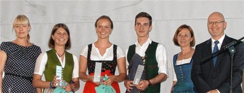 Applaus fürs Engagement Die Zweite Vorsitzende des Vereins der Freunde und Förderer des Gymnasiums, Andrea Kühnhackl, mit Elena Brunner, Laura Batt und Josef Zink, Dr. Theresia Bauer, erste Vorsitzende Förderverein, sowie Dr. Armin Stadler. Fotos Sönmez