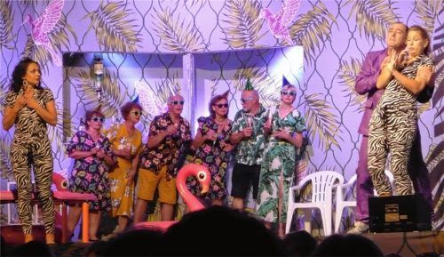 Arien auf der Gartenparty: (von links) Dorabella (Olga Privalova), Don Alfonso (Jens Olaf Müller) und Fiordiligi (Karolina Plicková). Foto Füchtner