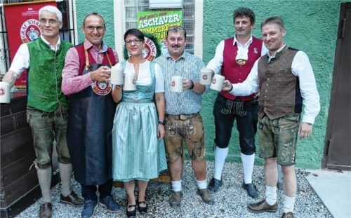 Aschaus Bräu Georg Ametsbichler (von links), Bürgermeister Alois Salzeder, Festwirtin Stefanie Greibl, Christian Fischl (Logistikleiter der Toerring-Brauerei), Musiker-Vorsitzender Wolfgang Duschek und Martin Berger (Gebietsverkaufsleiter der Toerring-Brauerei) stießen auf eine zünftige Aschauer Wiesn an.Foto  bachmaier