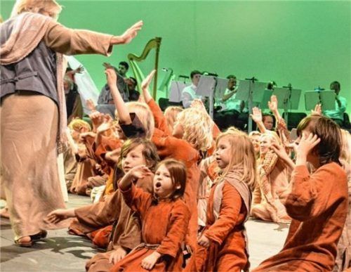 Auch die jüngsten Erler sind bereits in das Schauspiel miteinbezogen. Foto Kitzbichler