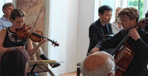 Auf Augenhöhe: Veronika Eberle (Geige), William Youn am Klavier sowie Julian Steckel am Cello. Foto Frei