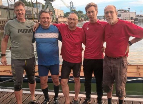 Auf dem Rhein am Start: Dean Didion und Roland Schlesier vom Postsportverein Mühldorf, Mirko Gebert, Felix von Werder und Paul Geisenhofer vom Rudersport-Club Rosenheim (von links).
