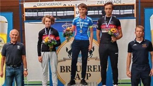 Auf dem Stockerl: Moritz Richter (Zweiter von links) wurde Zweiter und Linus Scheitinger (Zweiter von rechts) Dritter.