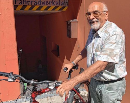 Auf dem Weg in den Ruhestand: Der ehrenamtliche Leiter der Fahrradwerkstatt, Johann Peschke, hört auf. Die Werkstatt in der Finsterwalderstraße hat ab sofort geschlossen. Foto Heise