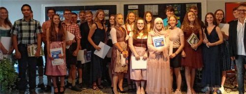 Auf dem Weg ins Berufsleben: die Klasse M10 mit Lehrer Roland Sternkopf (rechts).Foto re