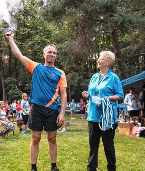 Auf die Plätze, fertig, los: Bürgermeister Robert Pötzsch (links mit der Sterntaler-Vorsitzenden Inge Schnabl) schickte die Teilnehmer auf die Strecke. Mit 854 Läuferinnen und Läufern erreichte die Benefizveranstaltung bei ihrer zehnten Auflage eine neue Rekordbeteiligung.Fotos  Fischer